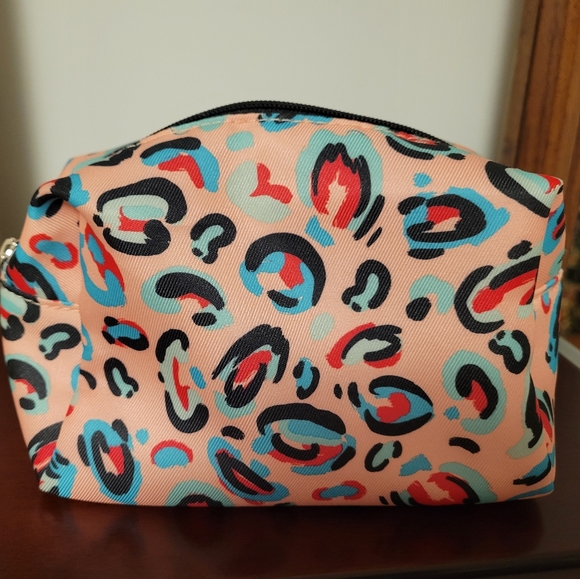 CLJNIQUE COSMETIC BAG  Leopard or Cheetah Print - Picture 5 of 6